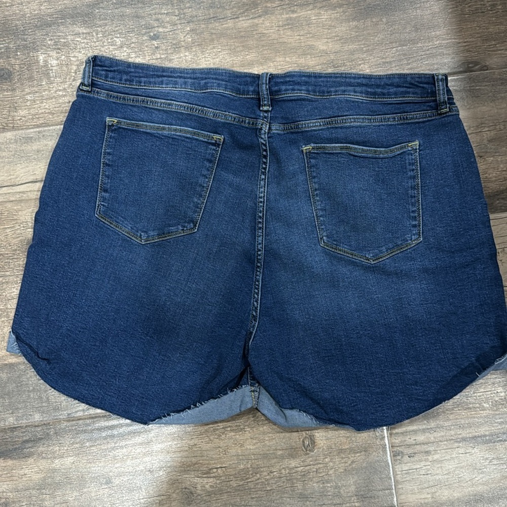 Shorts - Picture 4 of 4